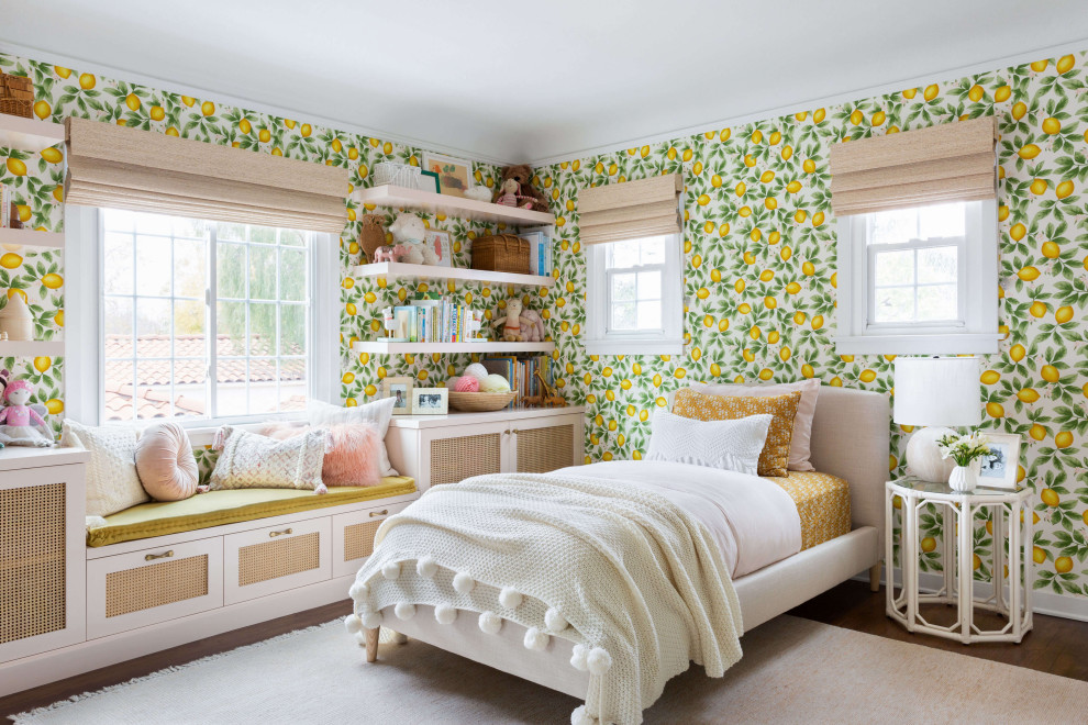 Klassisk inredning av ett flickrum kombinerat med sovrum, med flerfärgade väggar, mörkt trägolv och brunt golv