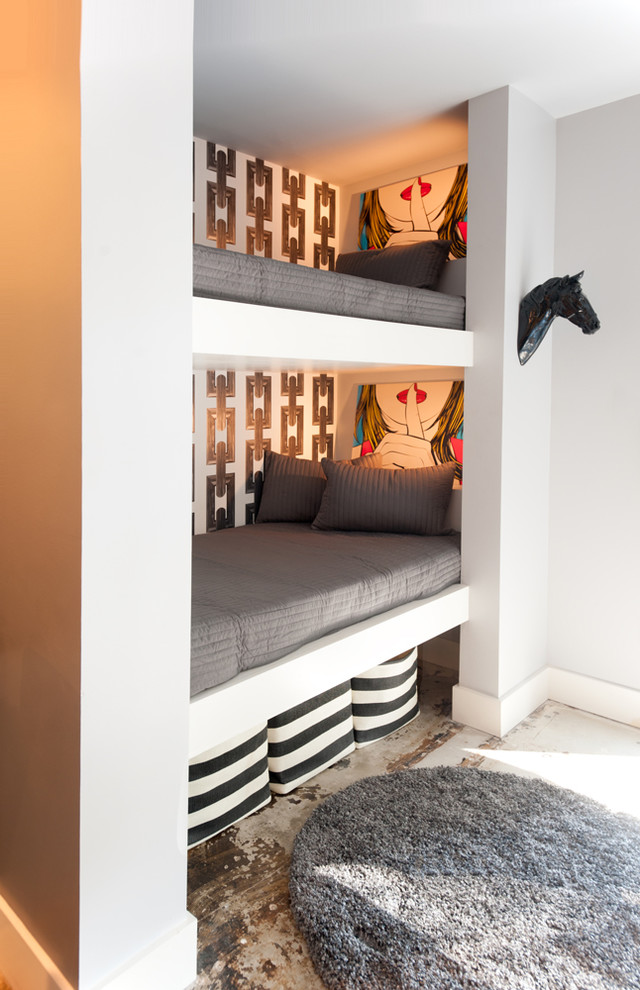 Cette image montre une chambre d'enfant design avec un mur multicolore, sol en béton ciré et un lit superposé.