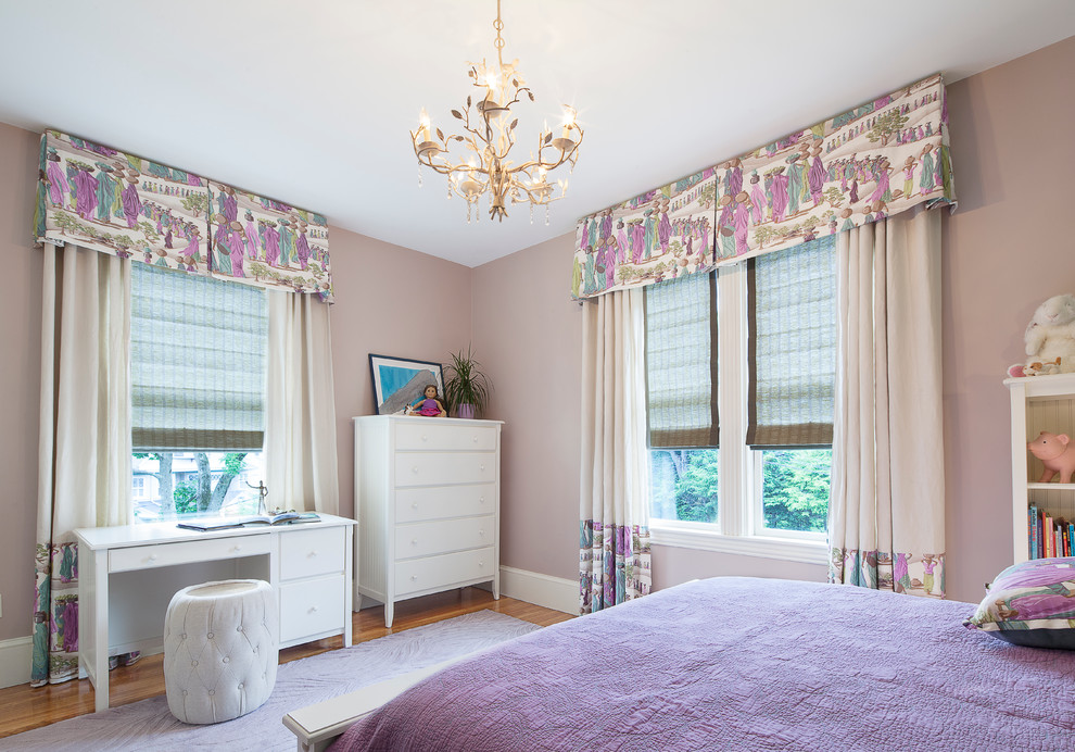 Modern inredning av ett flickrum kombinerat med sovrum och för 4-10-åringar, med lila väggar och mellanmörkt trägolv