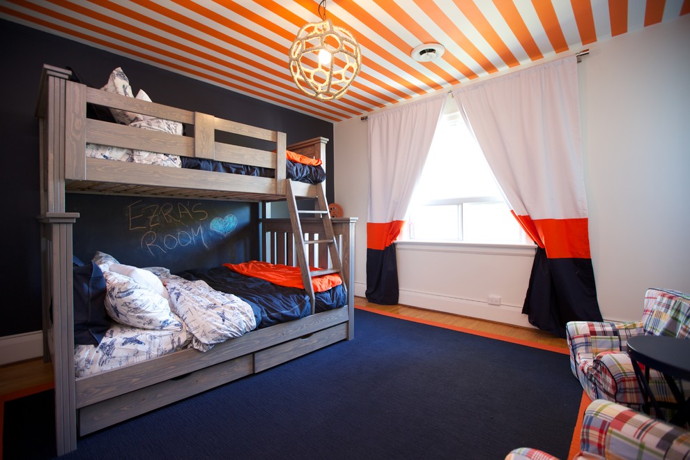 Imagen de dormitorio infantil de 4 a 10 años tradicional renovado con paredes blancas y suelo de madera en tonos medios