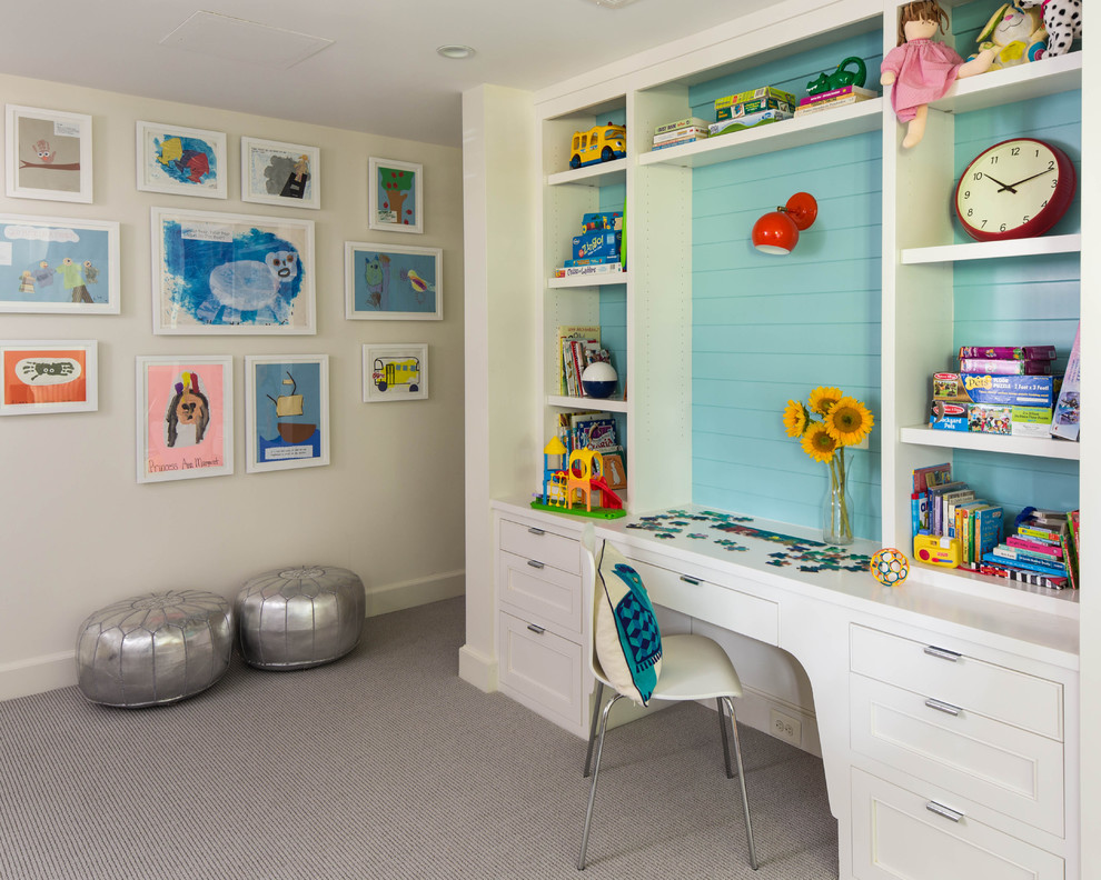 Ejemplo de habitación infantil unisex de 4 a 10 años campestre con escritorio, moqueta y paredes multicolor