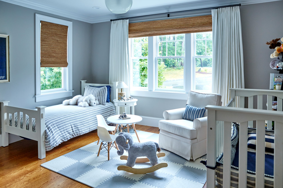 Country Jungszimmer mit Schlafplatz, grauer Wandfarbe, braunem Holzboden und braunem Boden in Boston