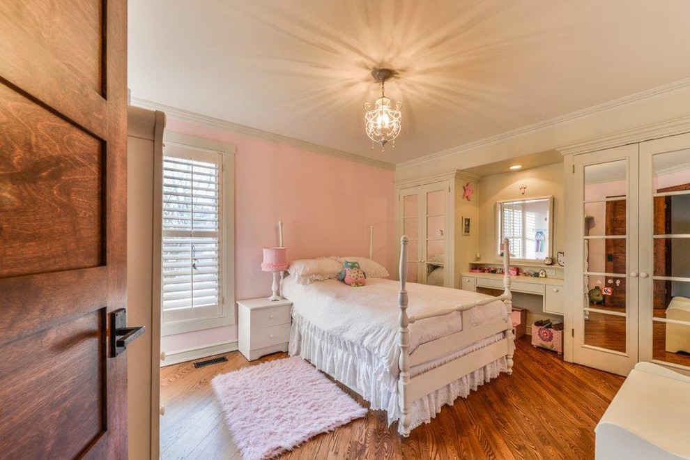 Inspiration för ett lantligt flickrum kombinerat med sovrum och för 4-10-åringar, med rosa väggar och mellanmörkt trägolv