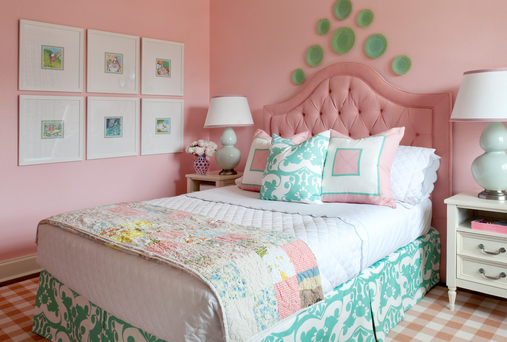 Klassisk inredning av ett stort flickrum kombinerat med sovrum och för 4-10-åringar, med rosa väggar och mörkt trägolv