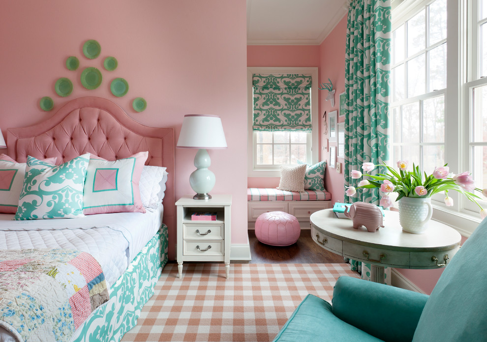 Ispirazione per una grande cameretta per bambini da 4 a 10 anni tradizionale con pareti rosa e parquet scuro