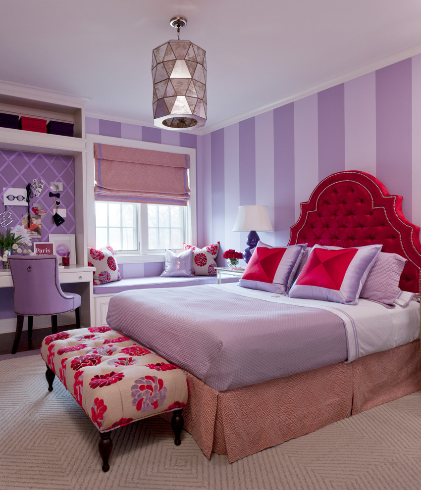 Exempel på ett mellanstort klassiskt barnrum kombinerat med sovrum, med lila väggar och mörkt trägolv