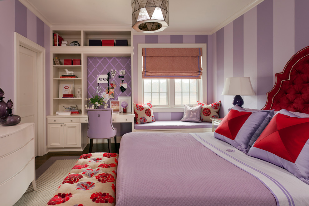 Modelo de dormitorio infantil clásico renovado de tamaño medio con paredes púrpuras y suelo de madera oscura