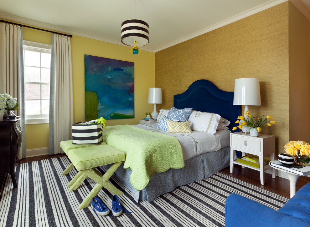 Imagen de dormitorio infantil clásico renovado de tamaño medio con paredes verdes y suelo de madera oscura