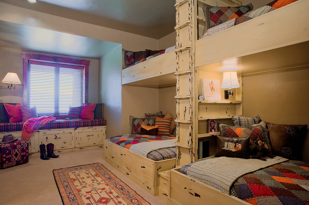 Idée de décoration pour une chambre d'enfant style shabby chic avec un lit superposé.