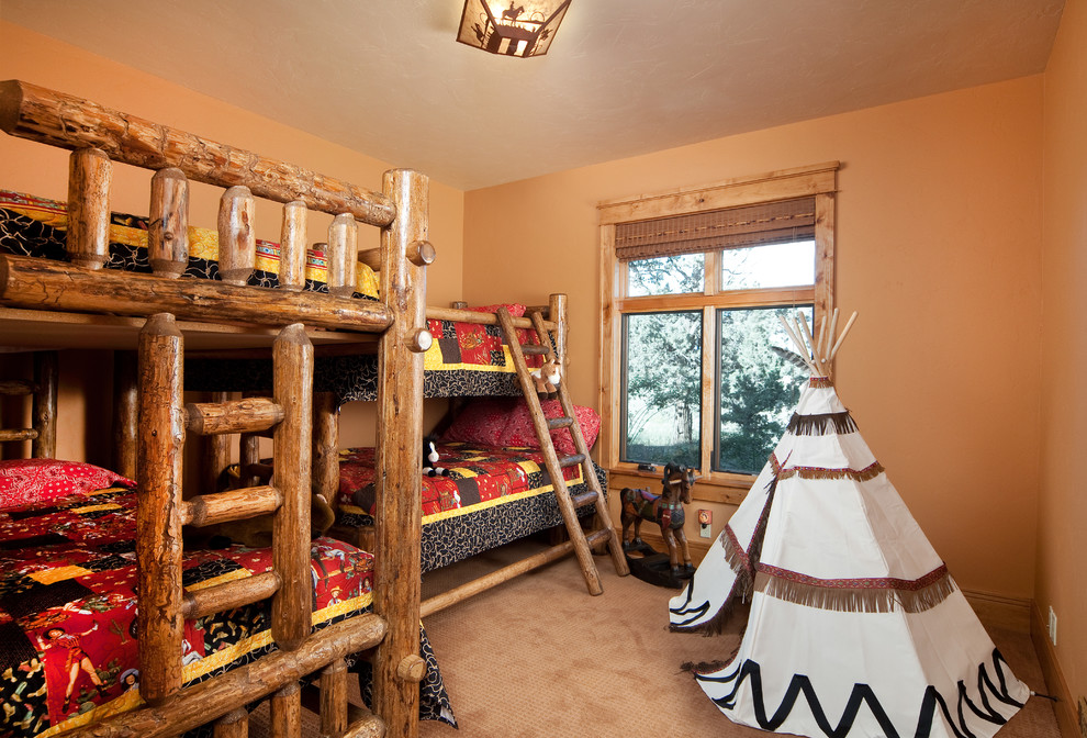 Aménagement d'une chambre d'enfant montagne avec un mur marron.