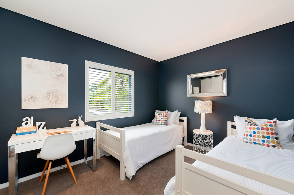Neutrales Modernes Jugendzimmer mit blauer Wandfarbe und Teppichboden in Sydney