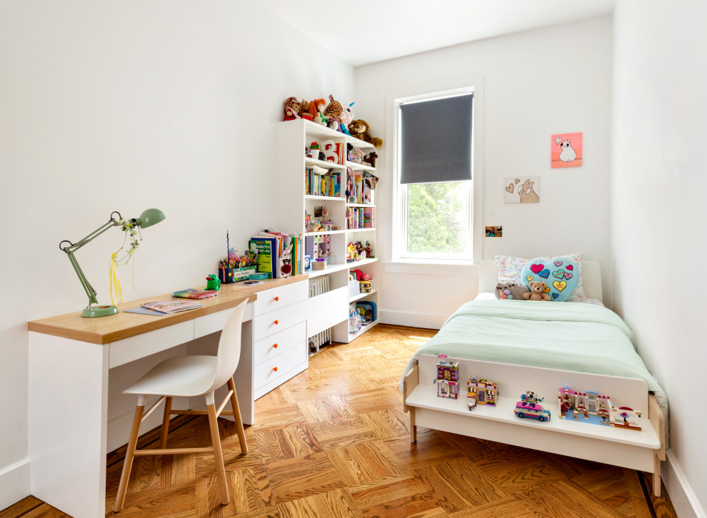 Diseño de dormitorio infantil actual con paredes blancas, suelo de madera en tonos medios y suelo marrón