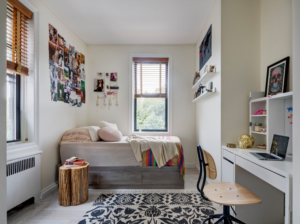 Ejemplo de dormitorio infantil contemporáneo con suelo de madera clara