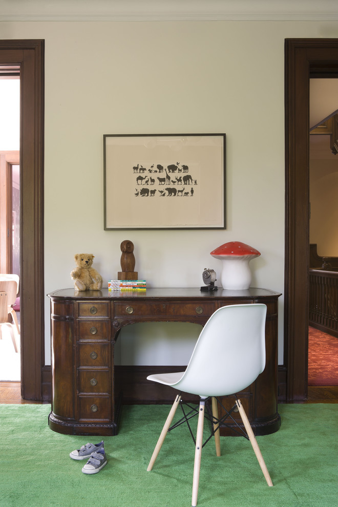 Inspiration pour une chambre neutre traditionnelle avec un bureau, un mur beige et moquette.