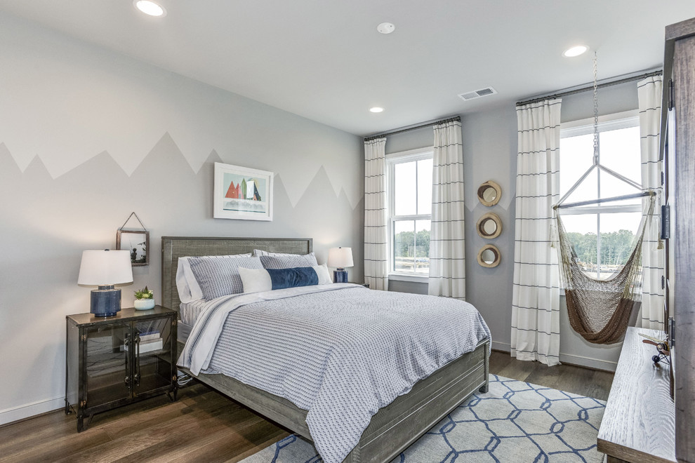 ワシントンD.C.にあるカントリー風のおしゃれな子供の寝室 (グレーの壁、無垢フローリング、茶色い床) の写真