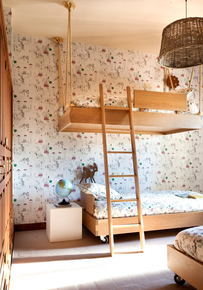 Cette image montre une grande chambre d'enfant de 4 à 10 ans rustique avec un mur multicolore et un lit superposé.
