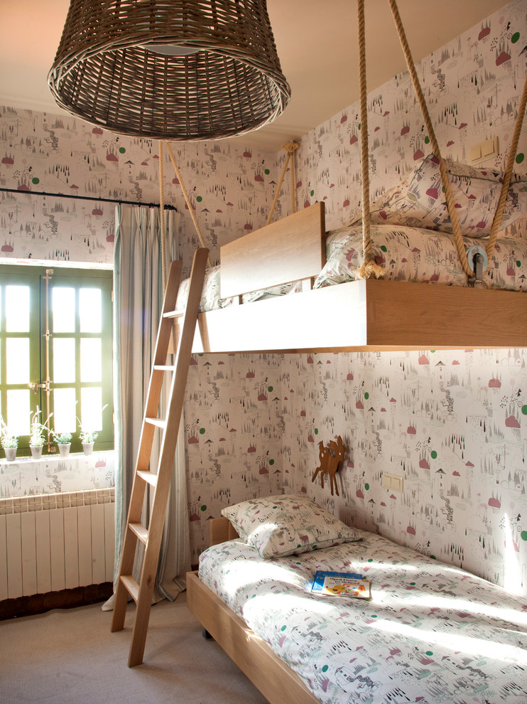 Bild på ett mellanstort lantligt könsneutralt barnrum kombinerat med sovrum och för 4-10-åringar, med flerfärgade väggar och heltäckningsmatta