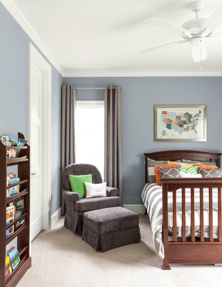 Inredning av ett klassiskt pojkrum kombinerat med sovrum och för 4-10-åringar, med blå väggar och heltäckningsmatta
