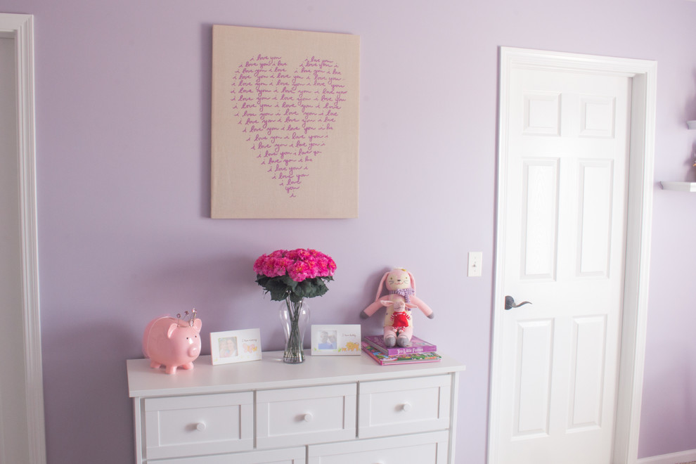 Foto di una piccola cameretta per bambini da 4 a 10 anni tradizionale con pareti viola e moquette
