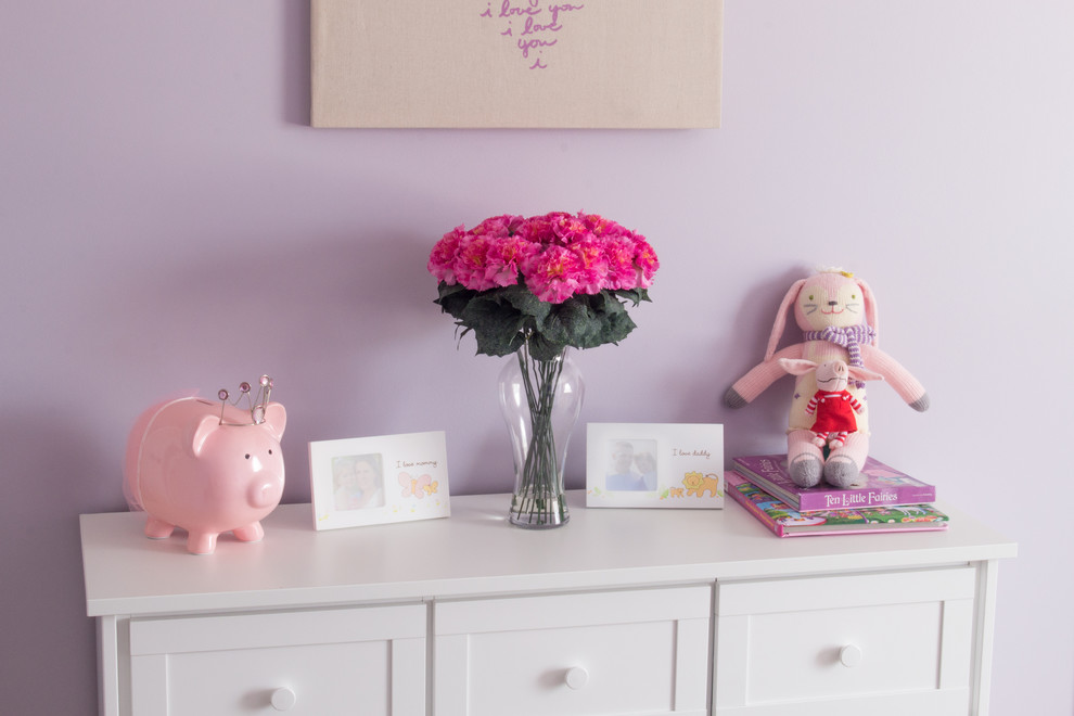 Inspiration pour une petite chambre d'enfant de 4 à 10 ans traditionnelle avec un mur violet et moquette.