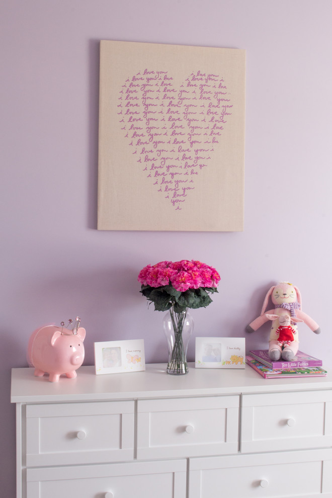 Cette image montre une petite chambre d'enfant de 4 à 10 ans traditionnelle avec un mur violet et moquette.