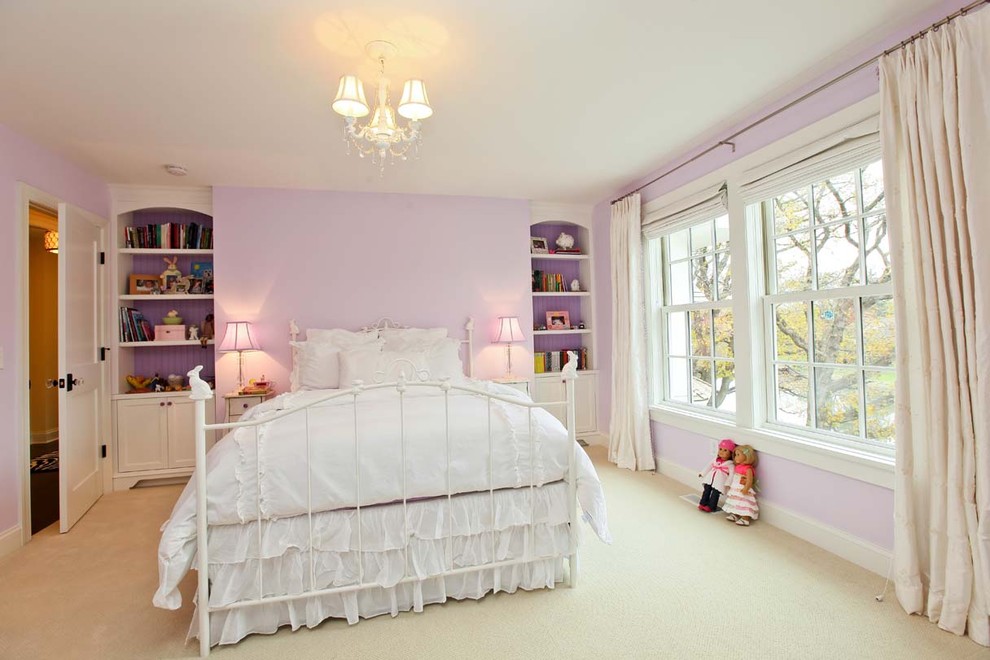 Diseño de habitación de niña clásica con paredes púrpuras