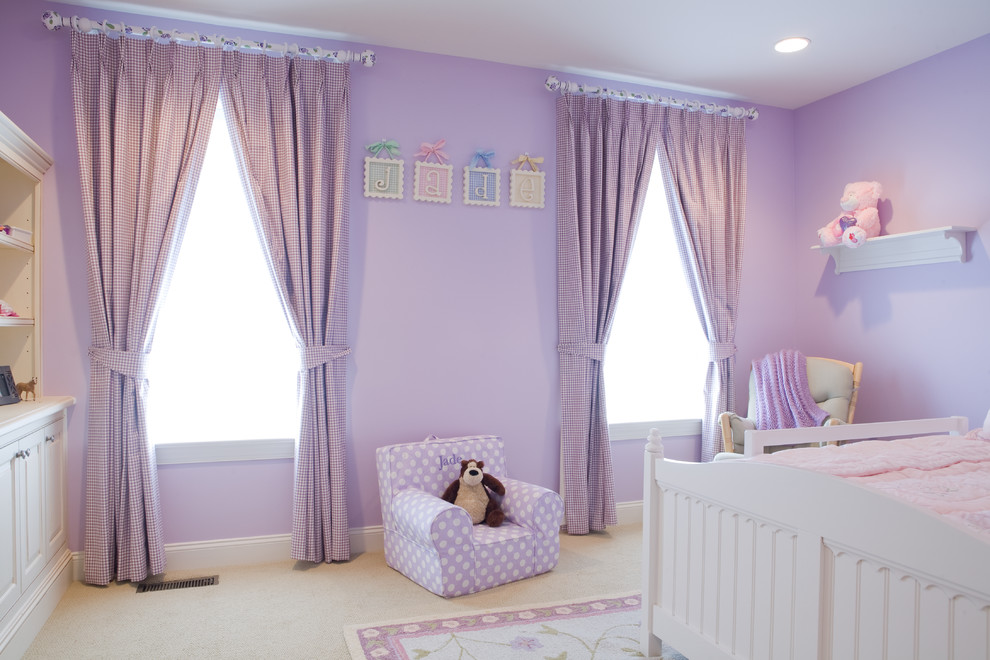 Стильный дизайн: детская в стиле неоклассика (современная классика) с спальным местом, фиолетовыми стенами и ковровым покрытием для девочки - последний тренд