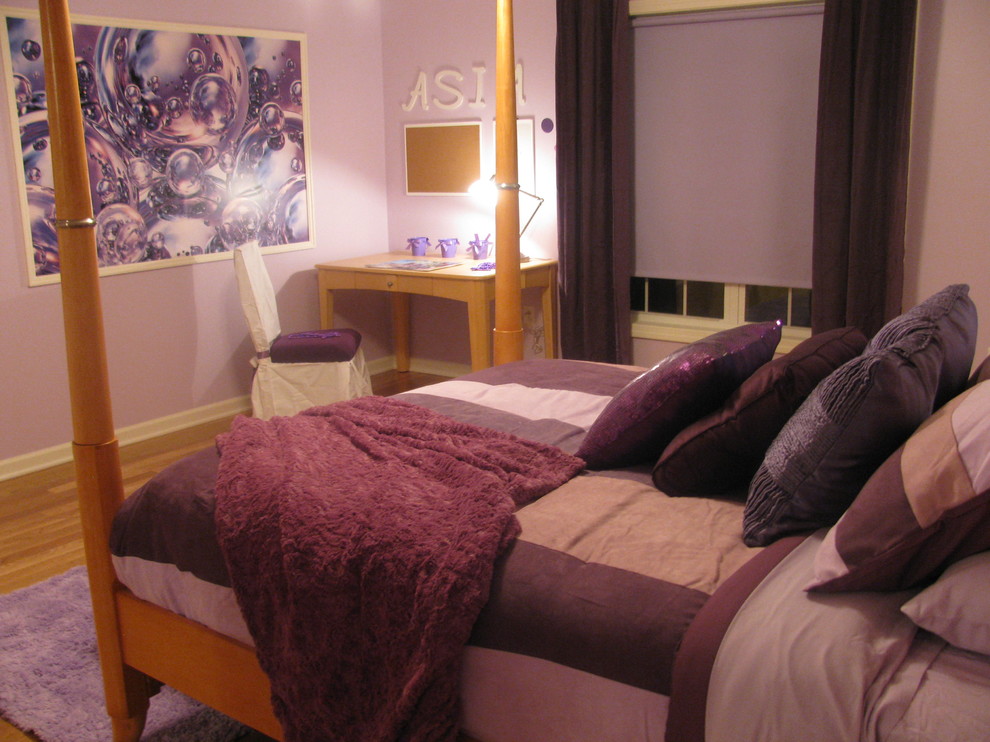 Exemple d'une grande chambre d'enfant tendance avec un mur violet, un sol en bois brun et un sol beige.