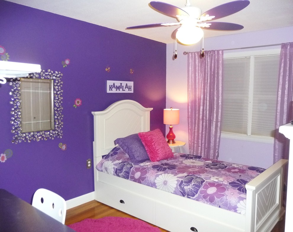 Idee per una piccola cameretta per bambini da 4 a 10 anni minimalista con pareti viola e pavimento in legno massello medio