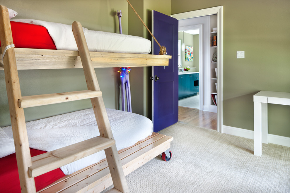Идея дизайна: нейтральная детская в современном стиле с зелеными стенами, спальным местом и ковровым покрытием для ребенка от 4 до 10 лет