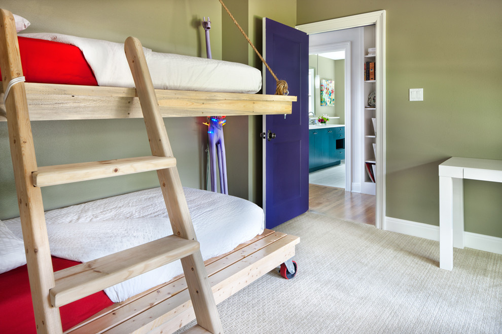 Neutrales Modernes Kinderzimmer mit grüner Wandfarbe, Schlafplatz und Teppichboden in Austin