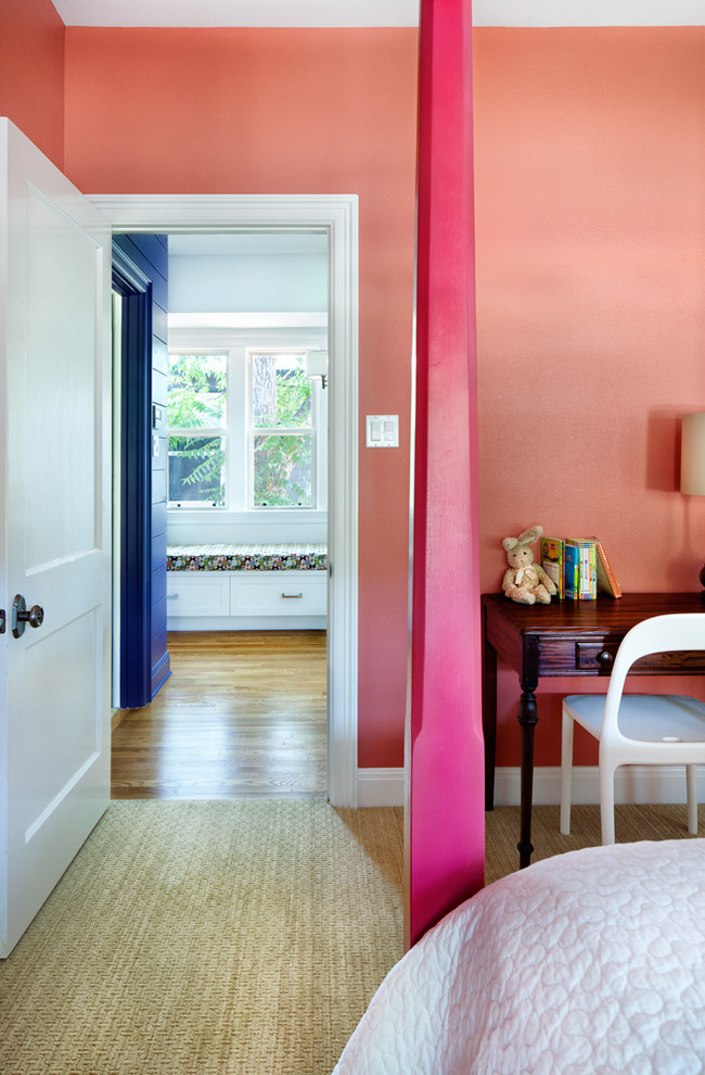 Neutrales Modernes Kinderzimmer mit roter Wandfarbe und Teppichboden in Austin