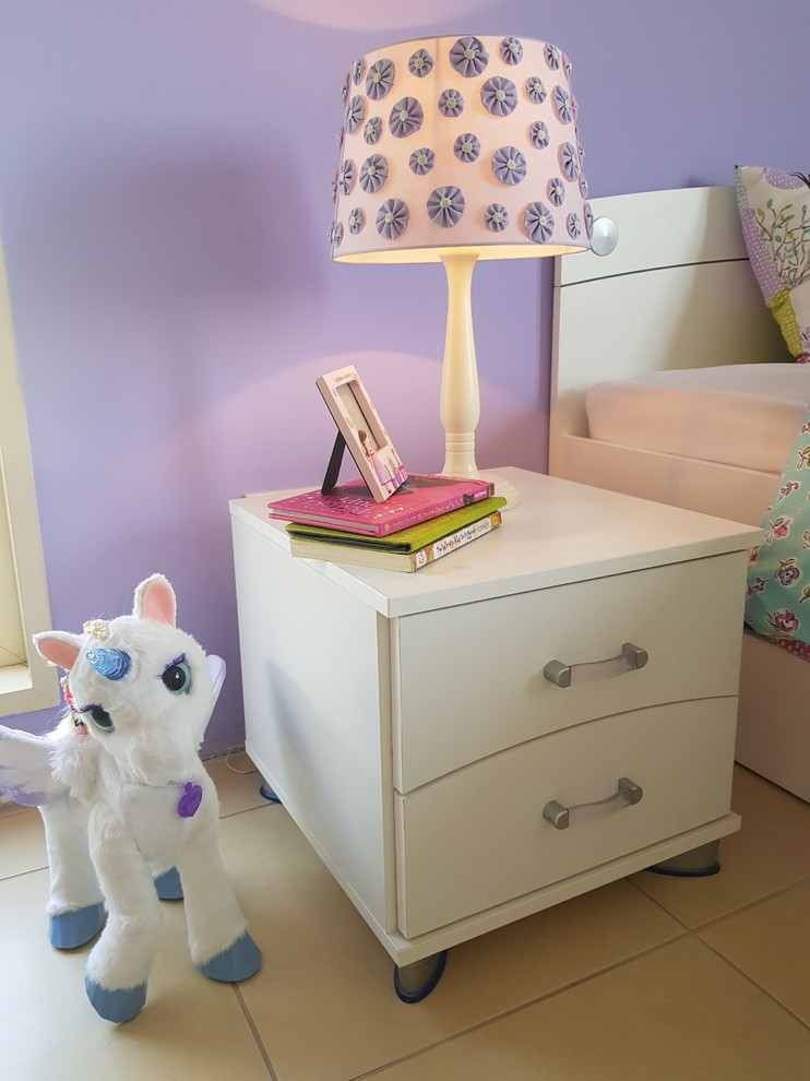 Inredning av ett eklektiskt mellanstort flickrum kombinerat med sovrum och för 4-10-åringar, med lila väggar och klinkergolv i keramik