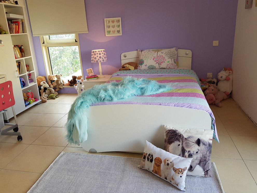 Diseño de dormitorio infantil de 4 a 10 años bohemio de tamaño medio con paredes púrpuras y suelo de baldosas de cerámica