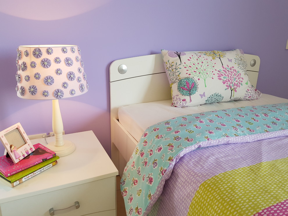 Foto de dormitorio infantil de 4 a 10 años bohemio de tamaño medio con paredes púrpuras y suelo de baldosas de cerámica