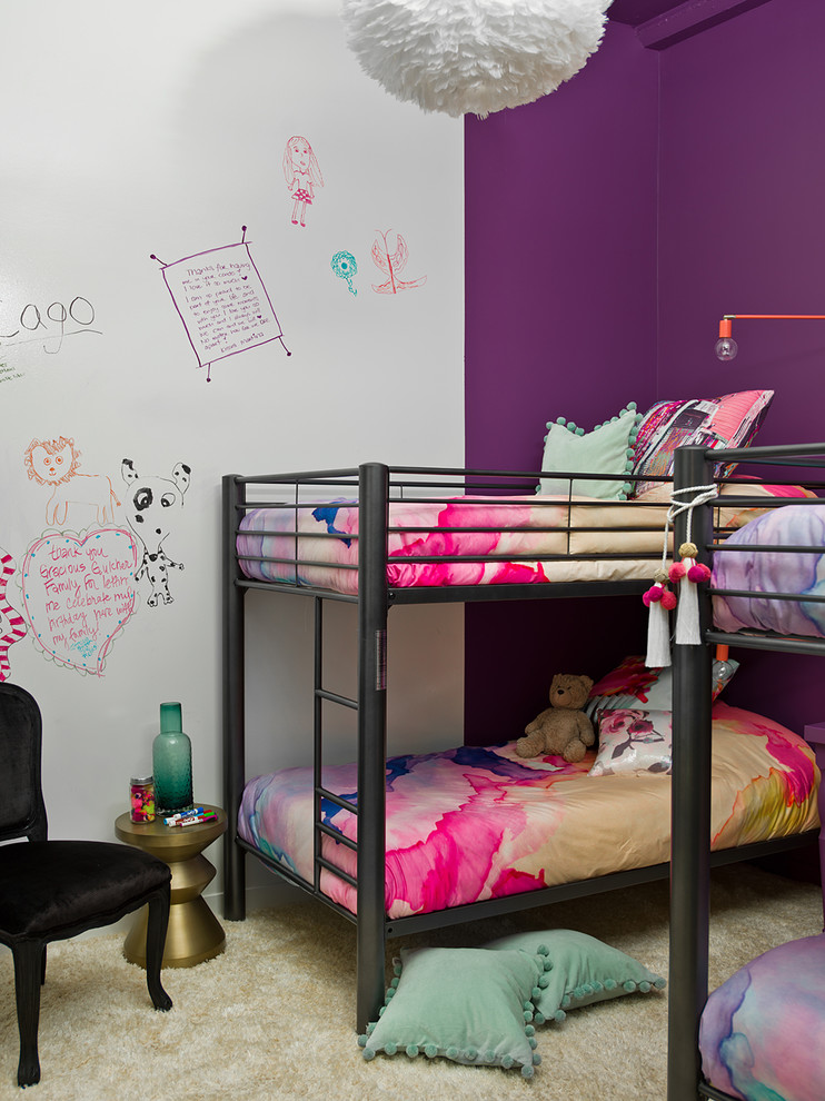 Свежая идея для дизайна: детская в современном стиле с спальным местом, фиолетовыми стенами, ковровым покрытием и бежевым полом для ребенка от 4 до 10 лет, девочки, двоих детей - отличное фото интерьера