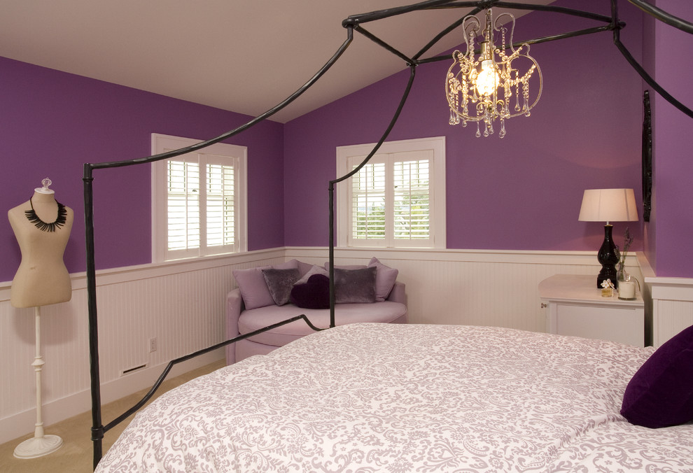 Imagen de dormitorio infantil tradicional con paredes púrpuras