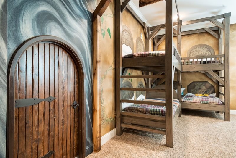 This is an example of a rustic kids' bedroom in Orlando.