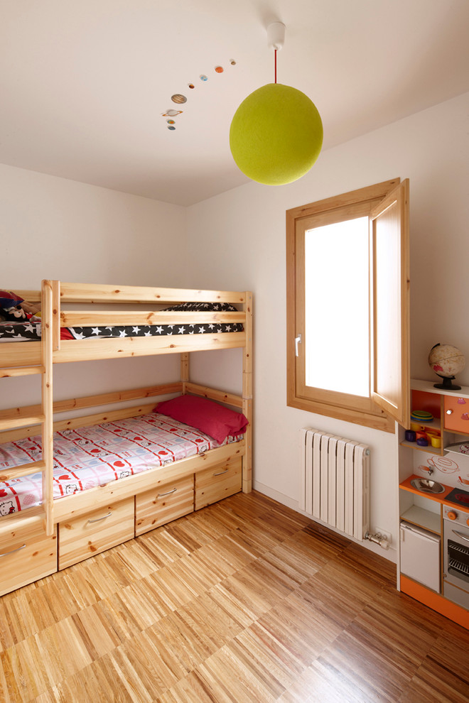 Diseño de dormitorio infantil de 4 a 10 años contemporáneo de tamaño medio con paredes blancas y suelo de madera en tonos medios