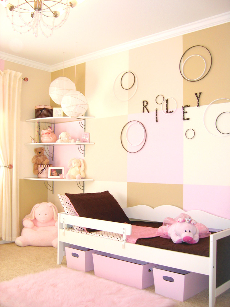 Imagen de dormitorio infantil de 1 a 3 años minimalista de tamaño medio con moqueta y paredes multicolor