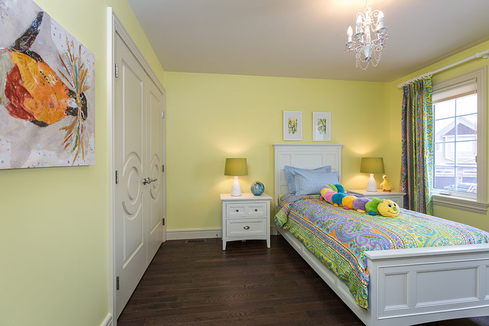 Immagine di una cameretta per bambini da 4 a 10 anni tradizionale di medie dimensioni con pareti verdi, parquet scuro e pavimento marrone