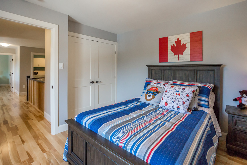 Idéer för att renovera ett vintage pojkrum kombinerat med sovrum, med grå väggar, mellanmörkt trägolv och brunt golv