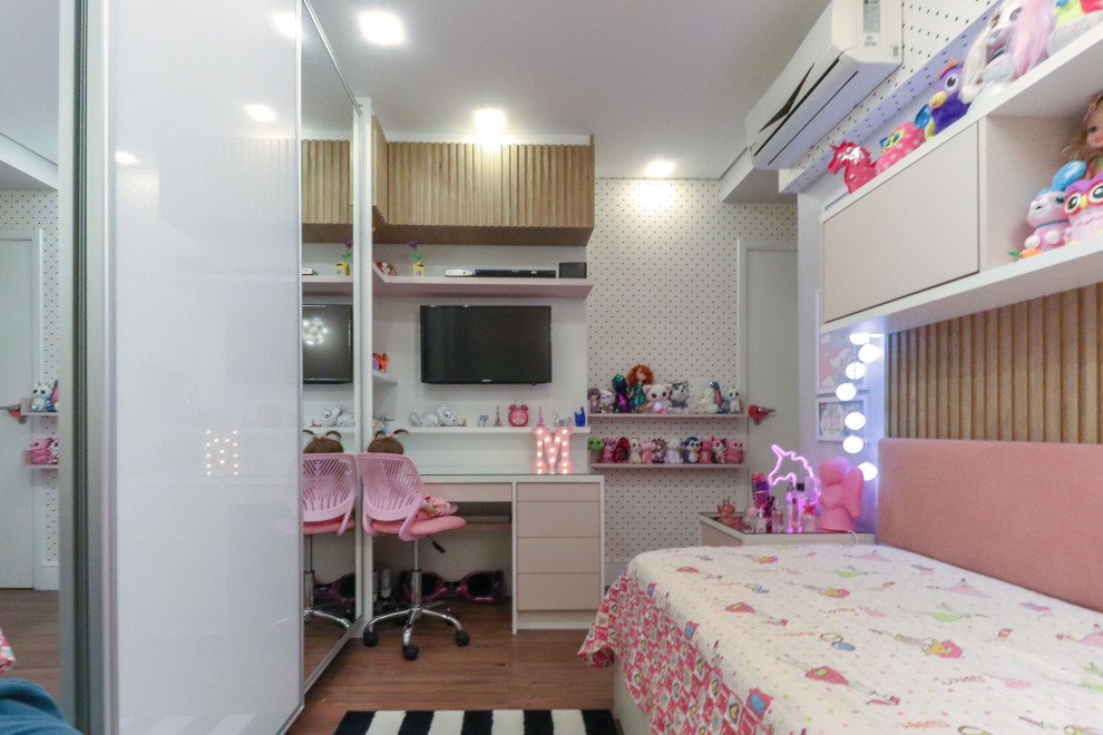 Exemple d'une petite chambre d'enfant de 4 à 10 ans tendance avec un mur blanc, un sol en vinyl et un sol marron.