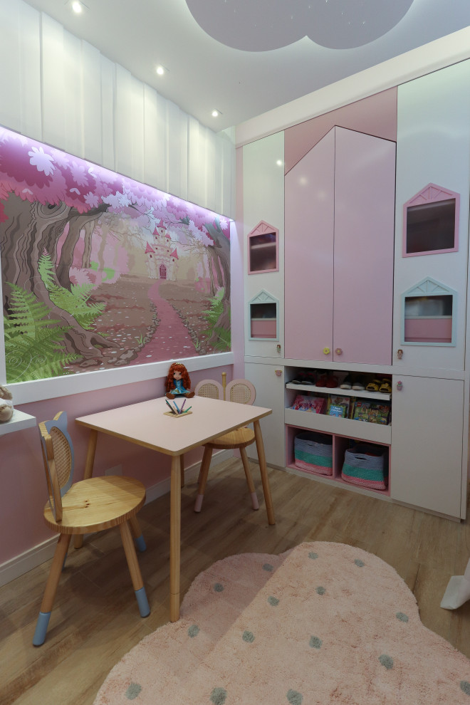 Exemple d'une petite chambre d'enfant de 4 à 10 ans éclectique avec un mur rose.