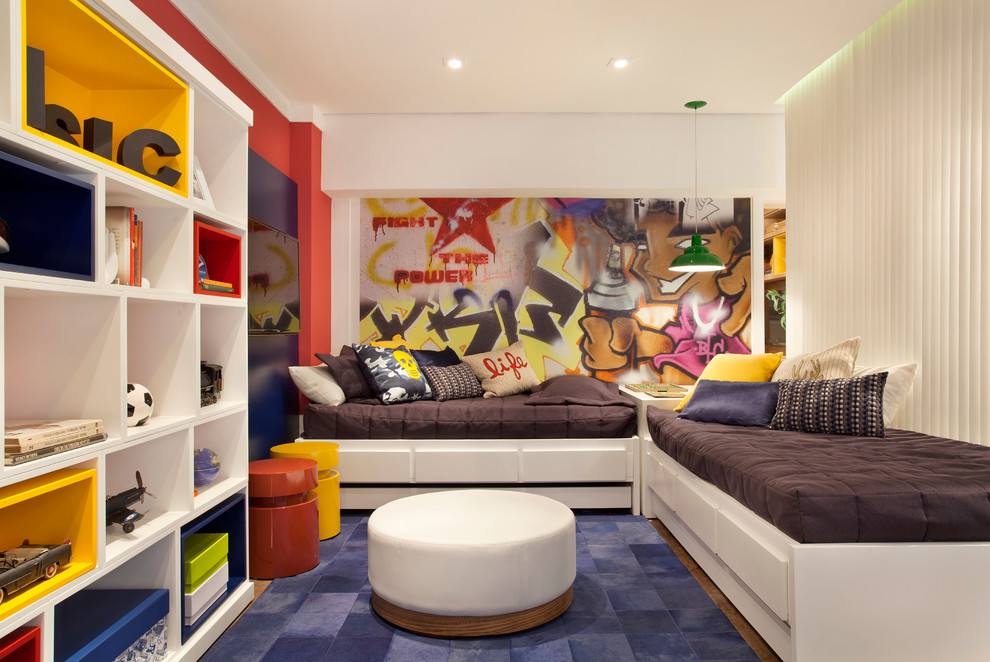 Стильный дизайн: детская в современном стиле с спальным местом и разноцветными стенами для ребенка от 4 до 10 лет, мальчика, двоих детей - последний тренд