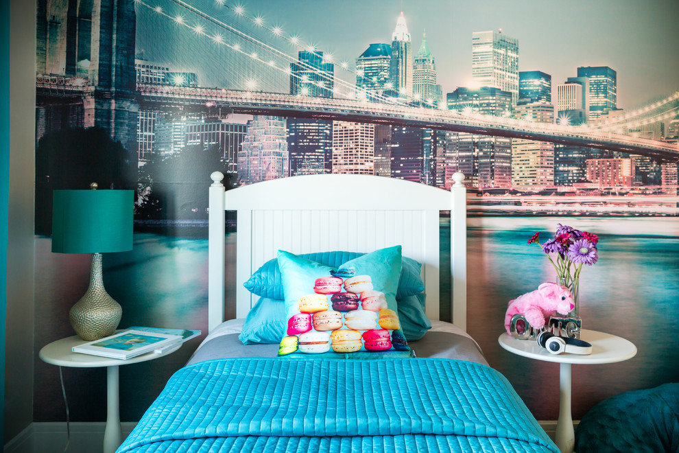 Ejemplo de dormitorio infantil de 4 a 10 años actual de tamaño medio con paredes beige