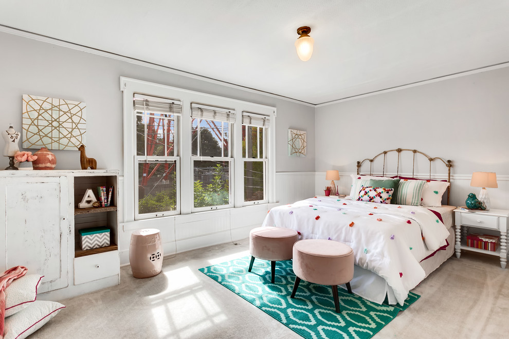 На фото: большая детская в стиле кантри с спальным местом, серыми стенами и ковровым покрытием для подростка, девочки с