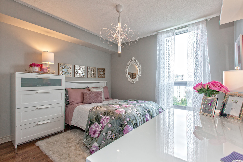 Foto de dormitorio infantil clásico renovado de tamaño medio con paredes grises y suelo de madera en tonos medios