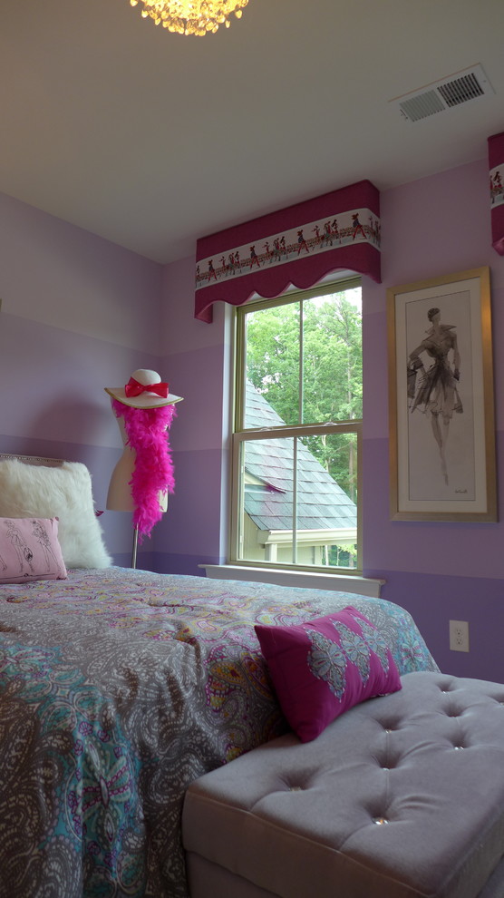 На фото: детская среднего размера в стиле неоклассика (современная классика) с спальным местом, фиолетовыми стенами, ковровым покрытием и бежевым полом для подростка, девочки с