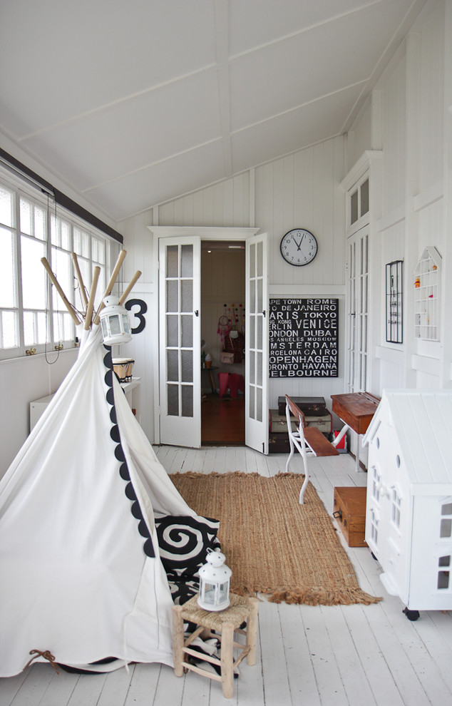 Idéer för nordiska könsneutrala barnrum kombinerat med lekrum, med vita väggar, målat trägolv och vitt golv